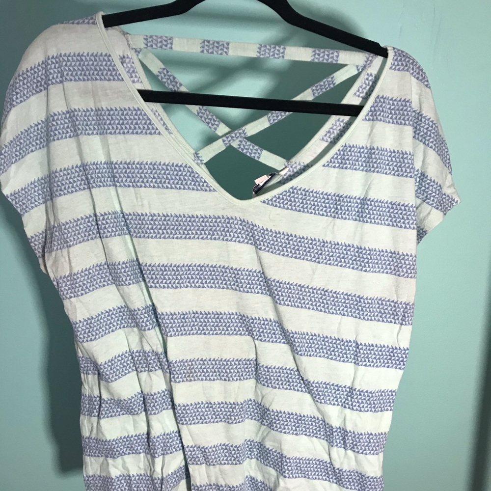 Flowy summer tee with cross back straps 💙
